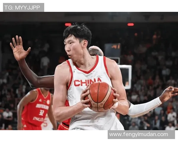 周琦在国家队中表现抢眼成为中国篮球未来之星